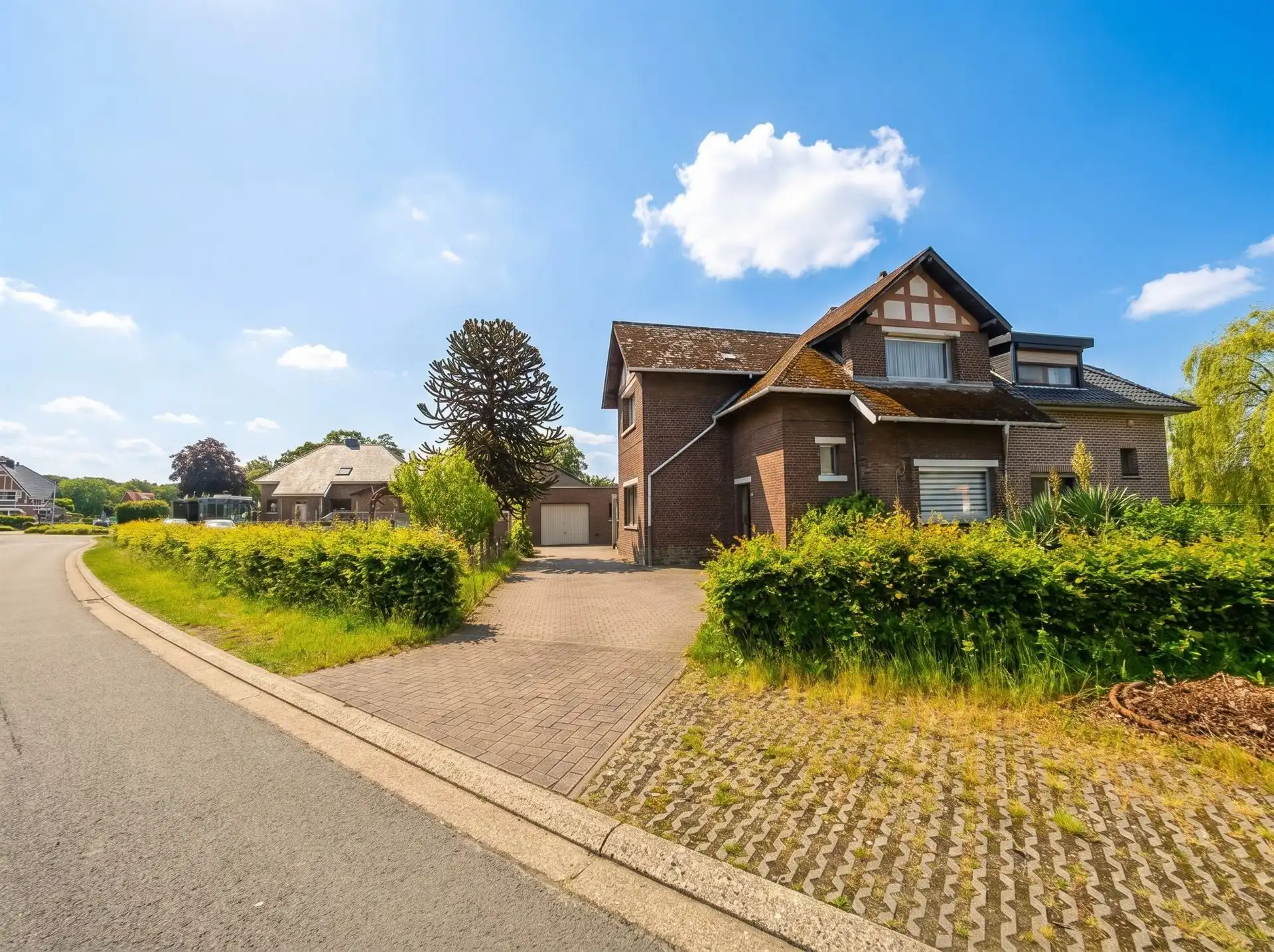 Hoofdfoto van de publicatie: Te renoveren mijnwerkerswoning met 4 slaapkamers en extra  kangoeroegedeelte 