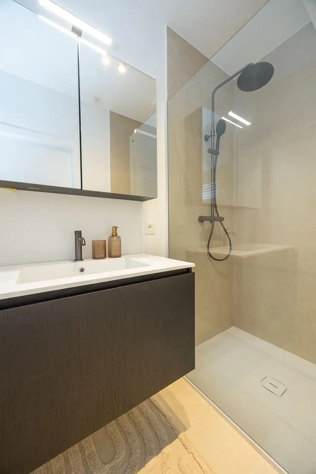 Gerenoveerd gelijkvloers appartement met grote tuin foto 12