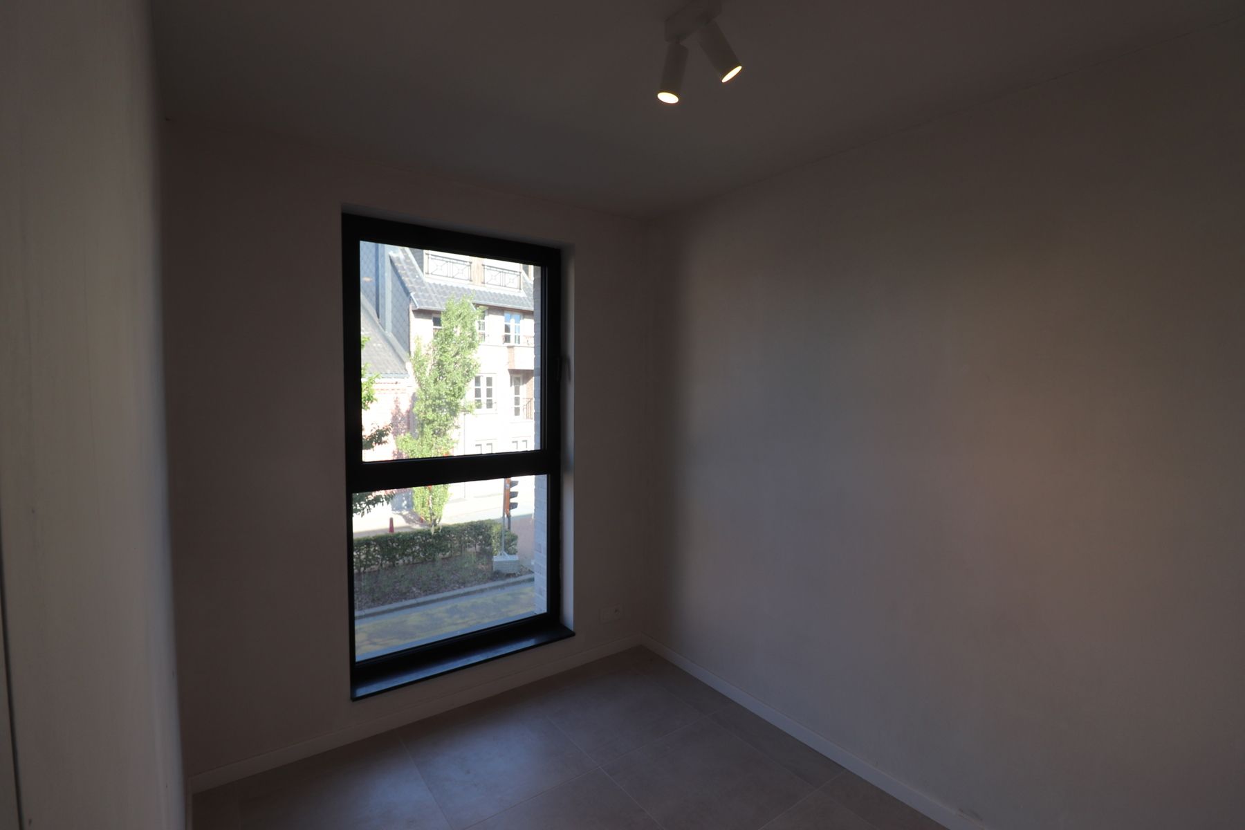 Prachtig nieuwbouwappartement met 2 slaapkamers, groot overdekt terras, autostaanplaats en berging. foto 11