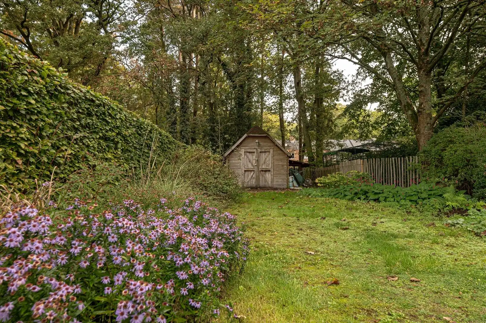 Sfeervolle gezinswoning met overdekt terras en groene tuin foto 20