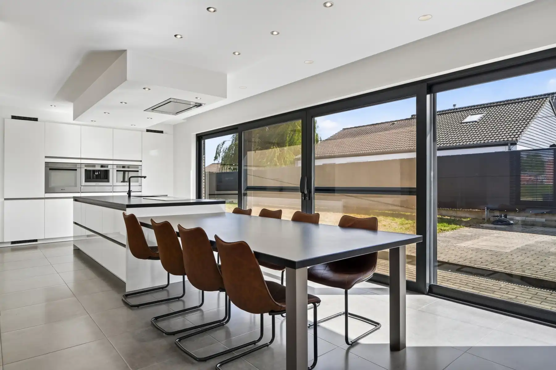 Instapklare, volledig gerenoveerde woning met 3 slaapkamers in een rustige omgeving foto {{pictureIndex}}