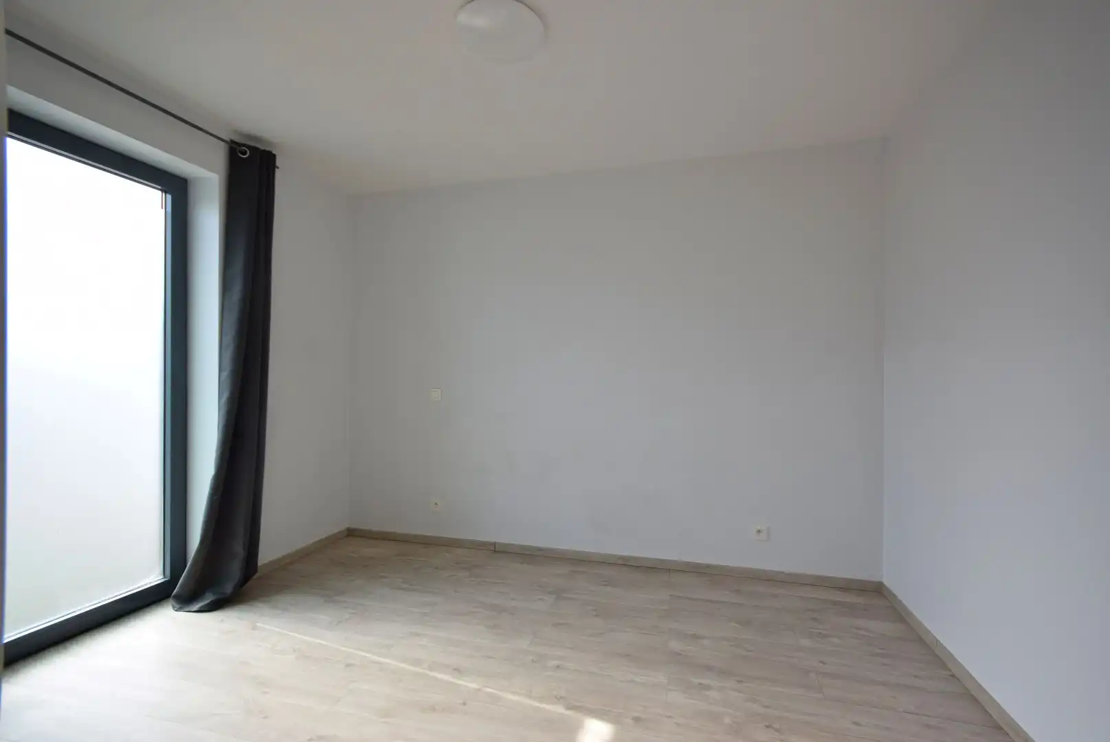 GEZELLIGE GELIJKVLOERSE WONING MET TUIN, TERRAS EN PRIVATIEVE PARKING foto 11