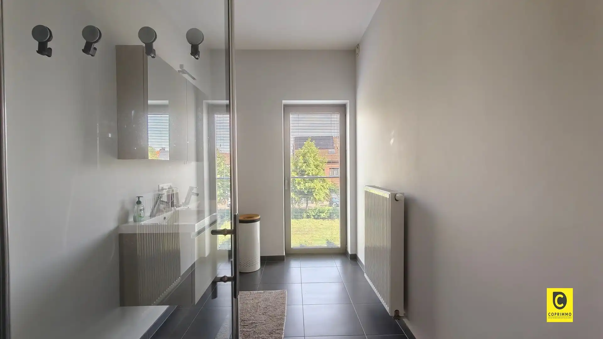 Ruim 2 slaapkamer appartement + P foto 9
