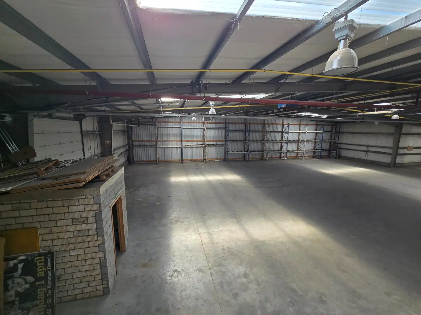 Ruime magazijn-/bedrijfsruimte van ca. 1.200 m² met 5 sectionaalpoorten en 3 laadkades op goed bereikbaar industrieterrein foto 19