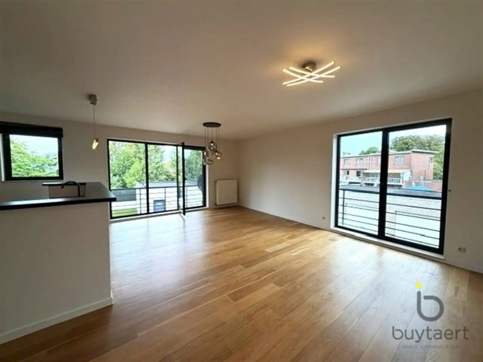 Hoekappartement met twee slpks en terrassen te Wommelgem. foto 2