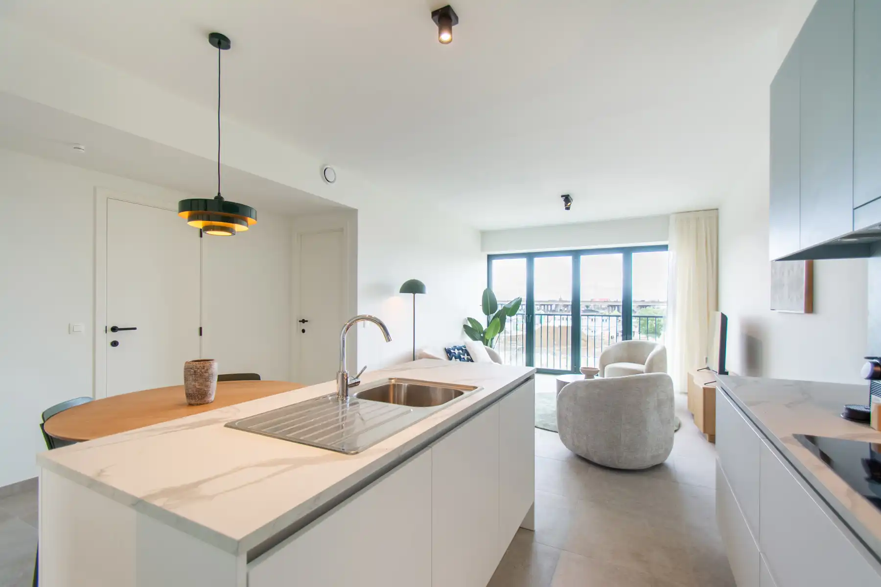 Prachtig modern en gemeubeld appartement met 2slpk en balkon foto 3