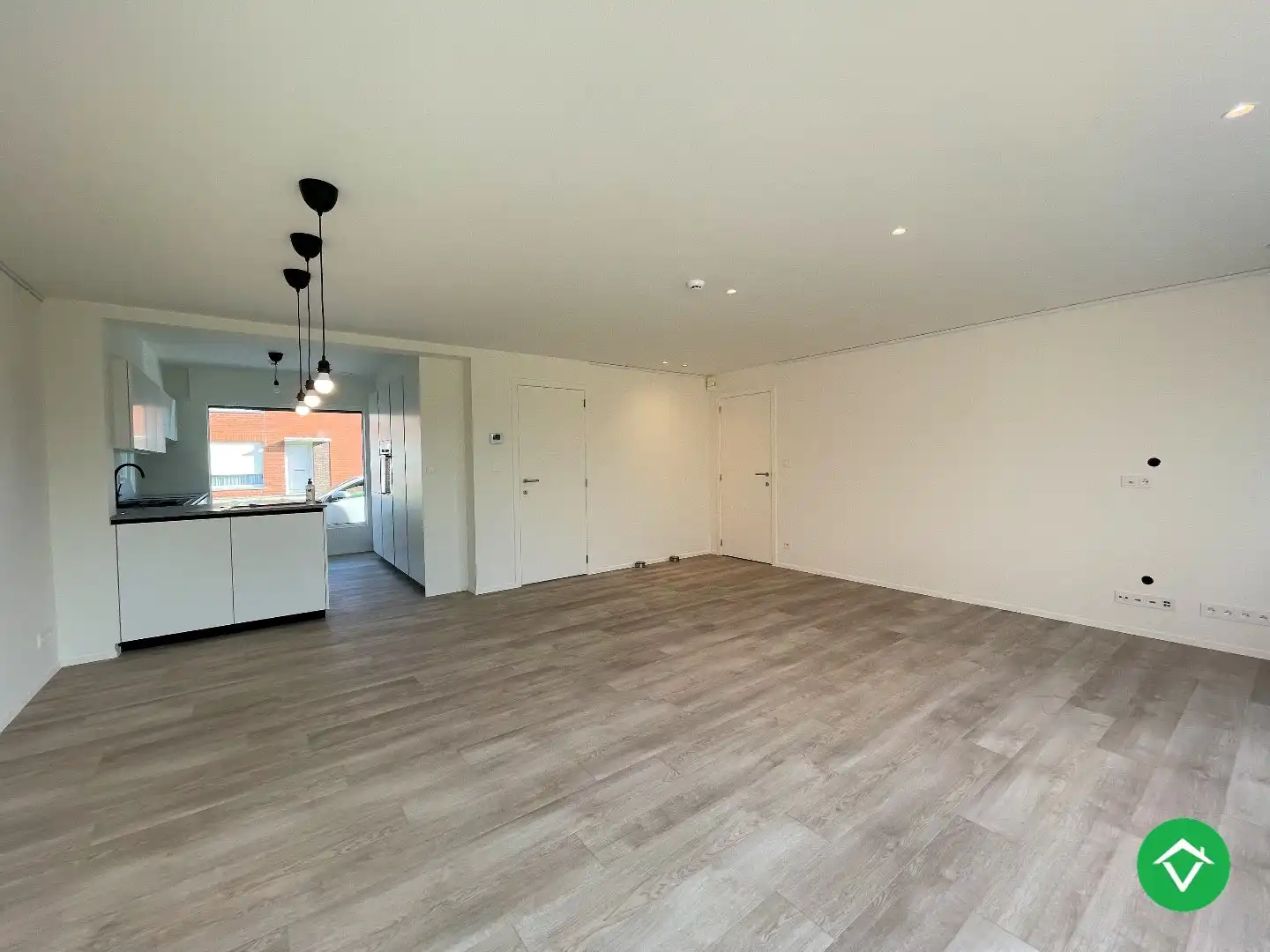 Ruime, gerenoveerde woning met twee slaapkamers te Roeselare foto 4