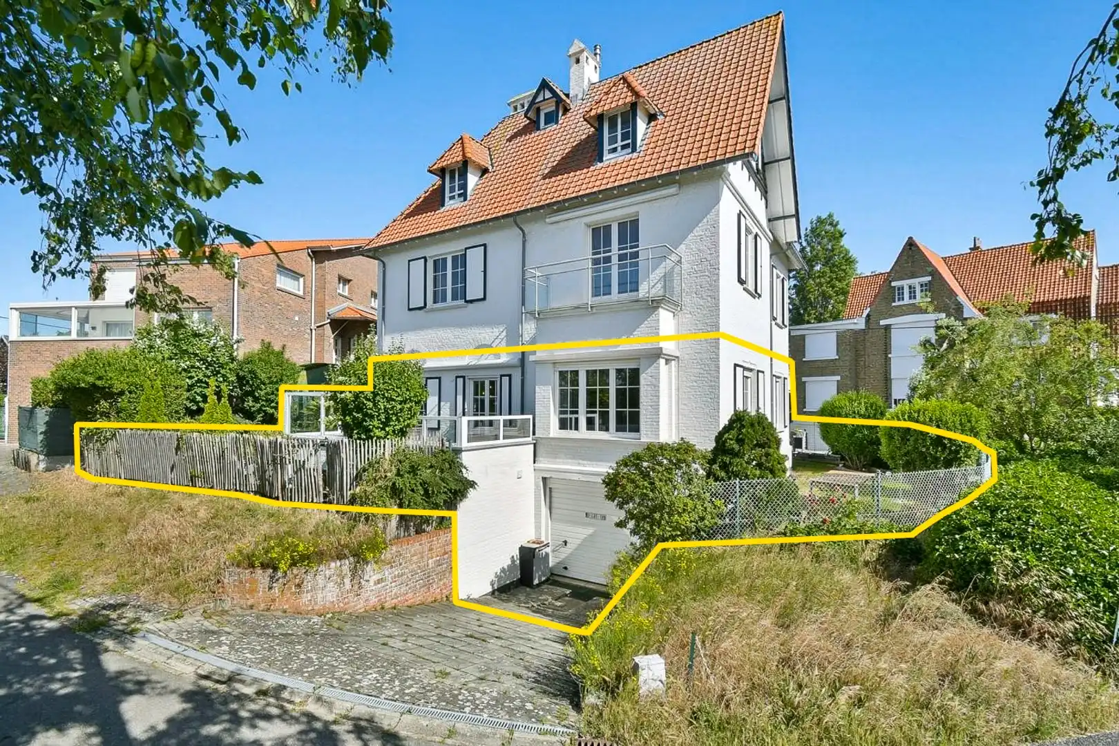 Hoofdfoto van de publicatie: Instapklaar gelijkvloers appartement met privatieve toegang, garage, zonnige tuin en terras nabij zee