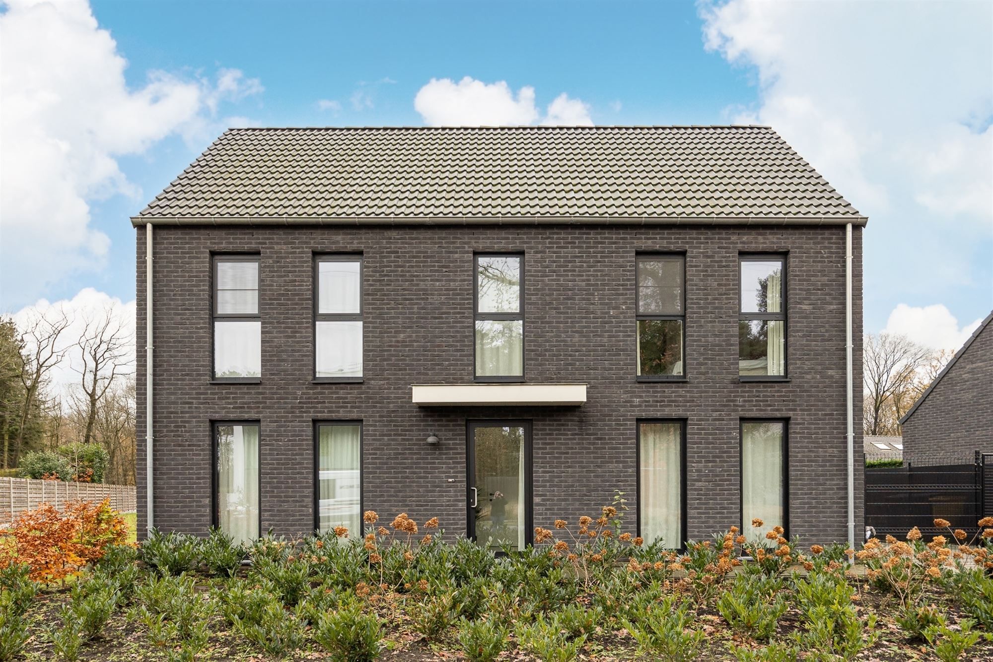 Instapklare woning met 3 slaapkamers en ruime tuin foto {{pictureIndex}}