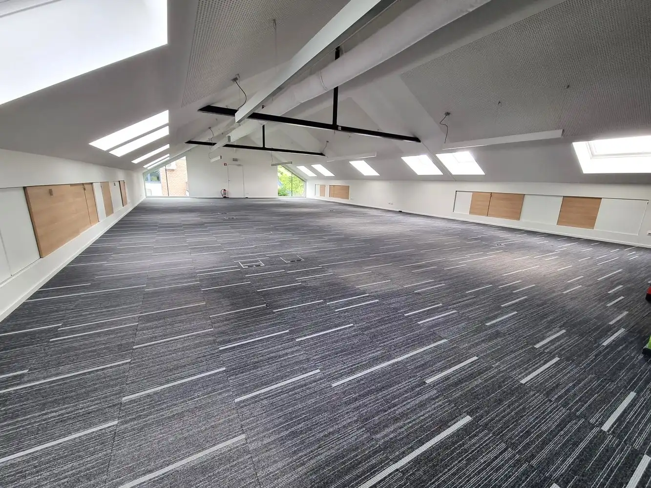 Kantoorgebouw met magazijnruimte, bruto vloeropp 1770 m² op een perceel gelegen van 49a85ca. foto 3