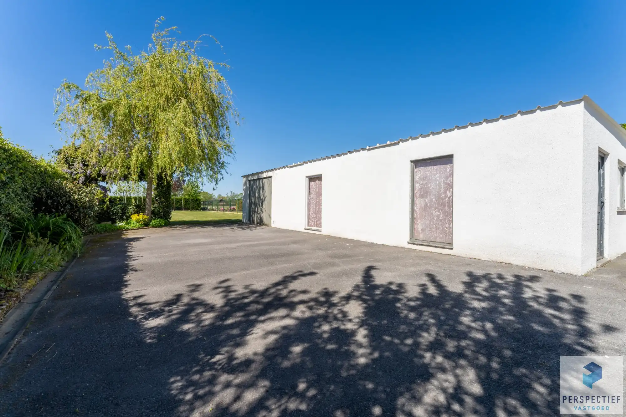 Ruime, instapklare woning met 4 slaapkamers, garage en magazijn op 970 m² foto 8