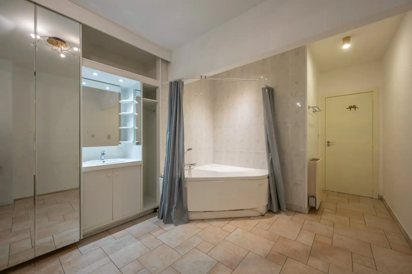 Lichtrijk appartement met balkon en open zicht foto 7
