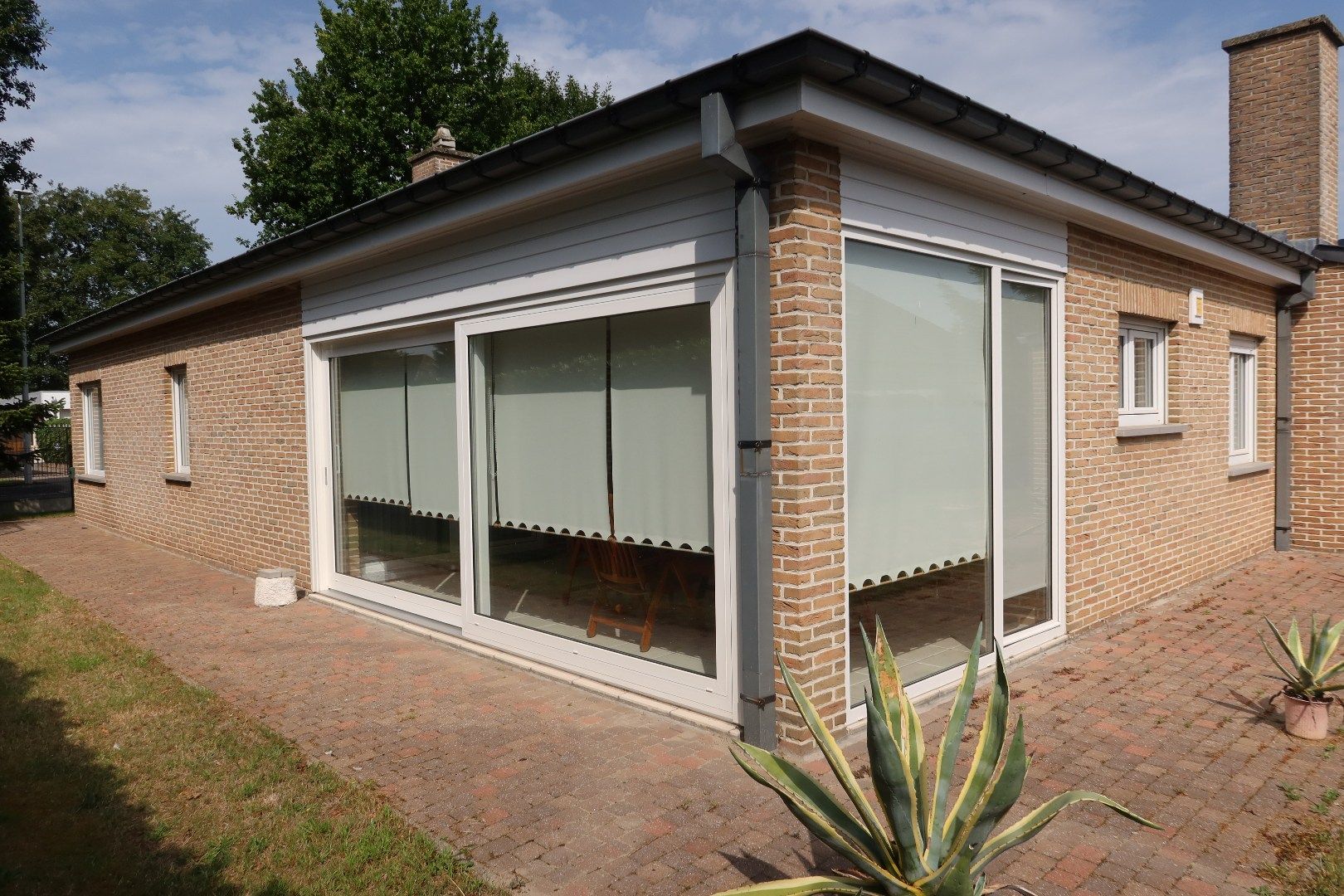 Bungalow met 2 slk, garage en tuintje foto 15