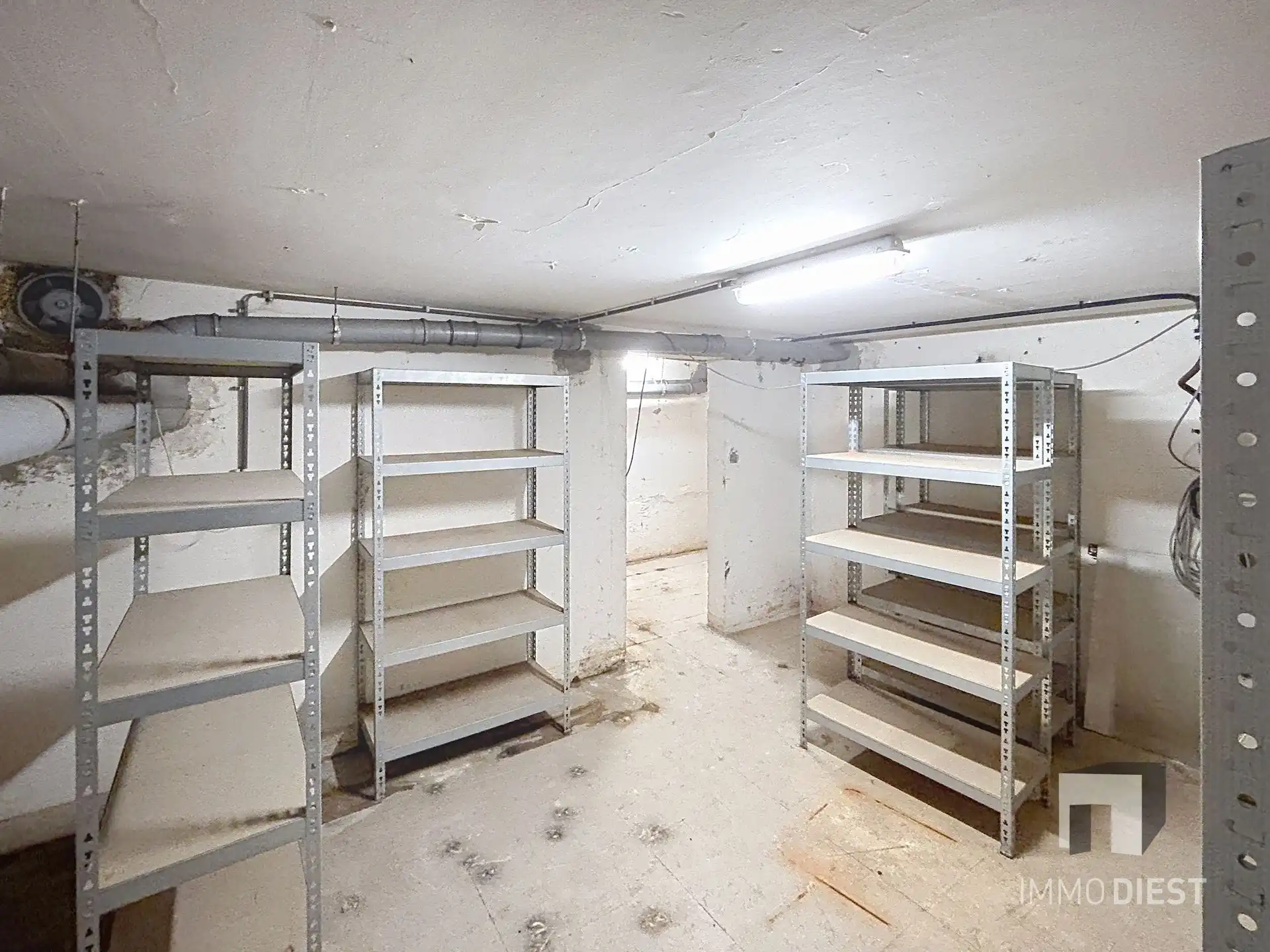 Handelsgelijkvloers van 230m² met private, achterliggende parking voor 3 wagens. foto 23