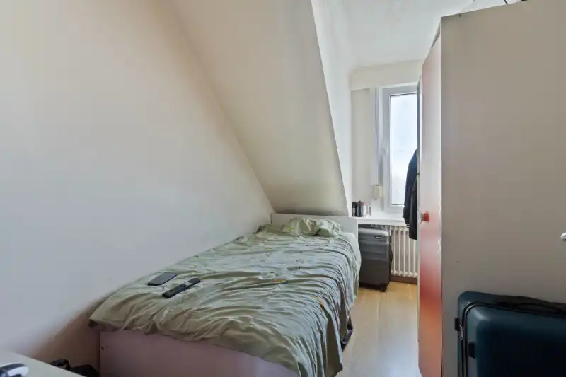 Ruime bel-etage met uitzonderlijke opslagruimte, 2 parkeerplaatsen en zonnige tuin foto 11