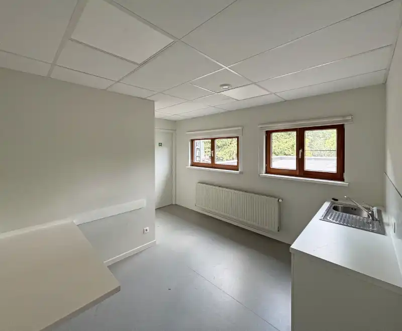 Sint-Niklaas: instapklaar kantoor van 165 m² met parking foto 8