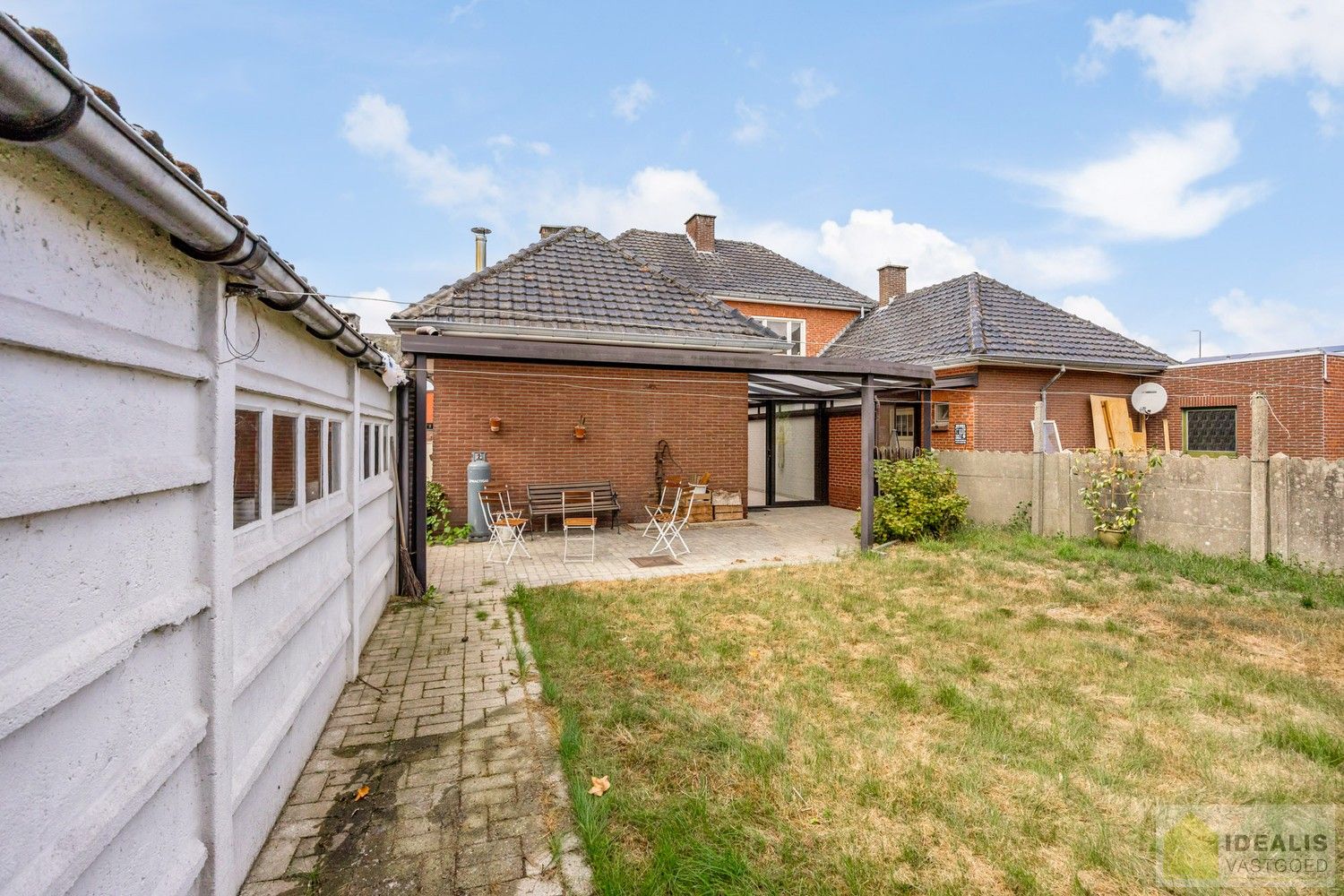 IDEALIS VASTGOED - Aangename karakterwoning op fijne locatie te Pelt. Deze woning omvat maar liefst +-143m² netto bewoonbare oppervlakte op een perceel van 4a 53ca met een ruime woonkamer, maar liefst 3 slaapkamers, badkamer, wasplaats, veranda en garage vlakbij de dorpskern van Boseind! Uiterst geschikt voor kandidaten op zoek naar een betaalbare woning op te frissen naar eigen wens. foto 34
