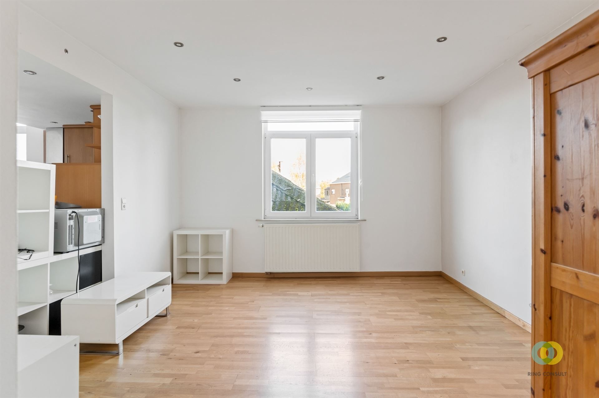 Bedrijfspand met loods, kantoor en appartement foto 9