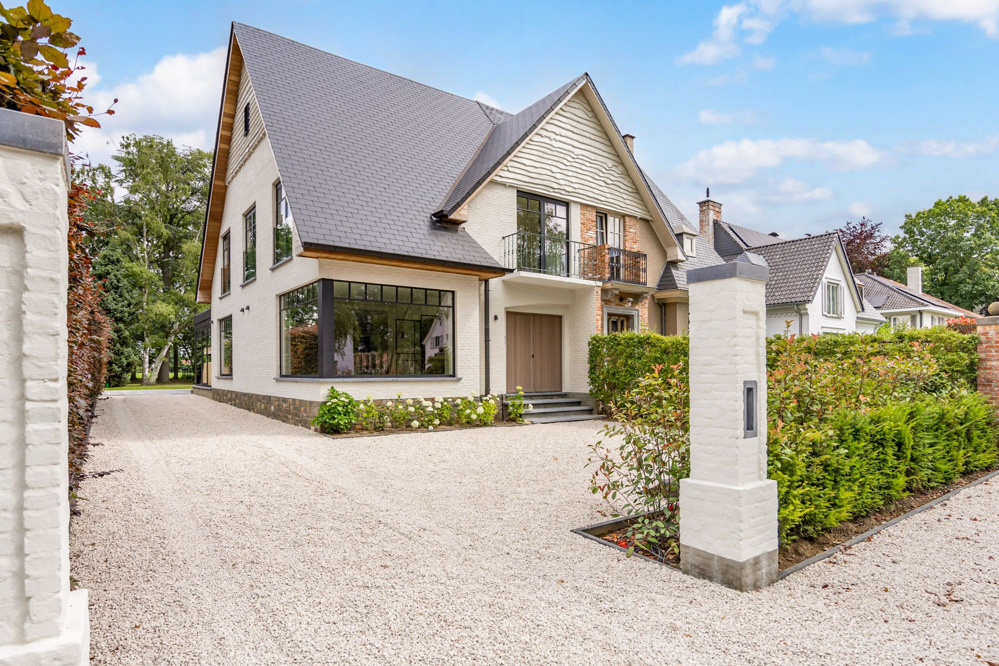 IDEALIS VASTGOED - EEN BIJZONDERE WONING OP EEN BIJZONDERE PLEK! DEZE VOLLEDIG VERNIEUWDE VILLA OP EEN PRACHTIGE RESIDENTIELE LOCATIE BESCHIKT OP DE GELIJKVLOERSE VERDIEPING OVER EEN SFEERVOLLE INKOMHAL, ROYALE LEEFRUIMTE MET AUTHENTIEKE ELEMENTEN, DOORLOPEND IN EEN EXTRA RUIME LEEFKEUKEN (MET TOEGANG TOT TERRAS), EEN MUDROOM, EXTRA RUIME INPANDIGE GARAGE/BERGING/WASPLAATS; OP DE VERDIEPING BESCHIKT DE WONING OVER 3 AANGENAME SLAAPKAMERS, EEN LUXUEUZE BADKAMER EN APART TOILET; VERDER BIEDT DE WONING NOG EEN RUIME BERGZOLDER; DE WONING WERD VOLLEDIG VERNIEUWD VAN RUWBOUW TOT AFWERKING EN VOORZIEN VAN NIEUW LEIDINGWERK EN SANITAIR, VOLLEDIGE NIEUWE ELECTRA, NIEUW SCHRIJNWERK IN ALUMINIUM, NIEUW DAK, VOLLEDIG NIEUW STUCWERK, NIEUWE BUITENAANLEG EN 12 ZONNEPANELEN! EEN ‘MUST SEE’ VOOR KOPERS OP ZOEK IN HET MOOIE SEGMENT! foto 1