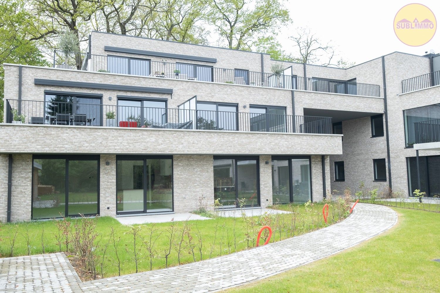 Nieuwbouwappartement op de eerste verdieping (117,80 m²) met 3 slaapkamers en terras. foto {{pictureIndex}}