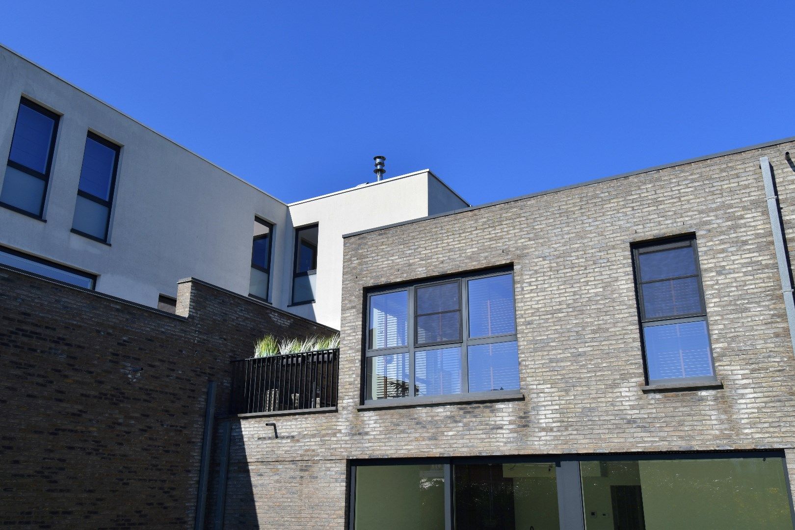 Luxueus afgewerkt 2 slpk appartement met zuidgericht terras te koop in Roeselare foto 19
