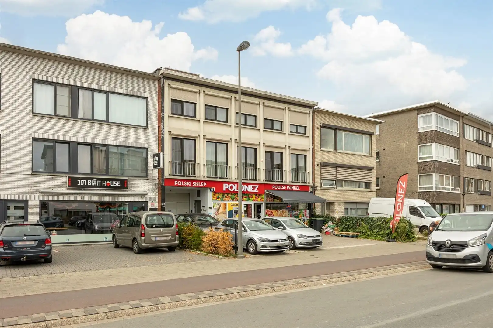 Ruim opbrengsteigendom met lift, garage en verhuurde handelsruimte foto {{pictureIndex}}