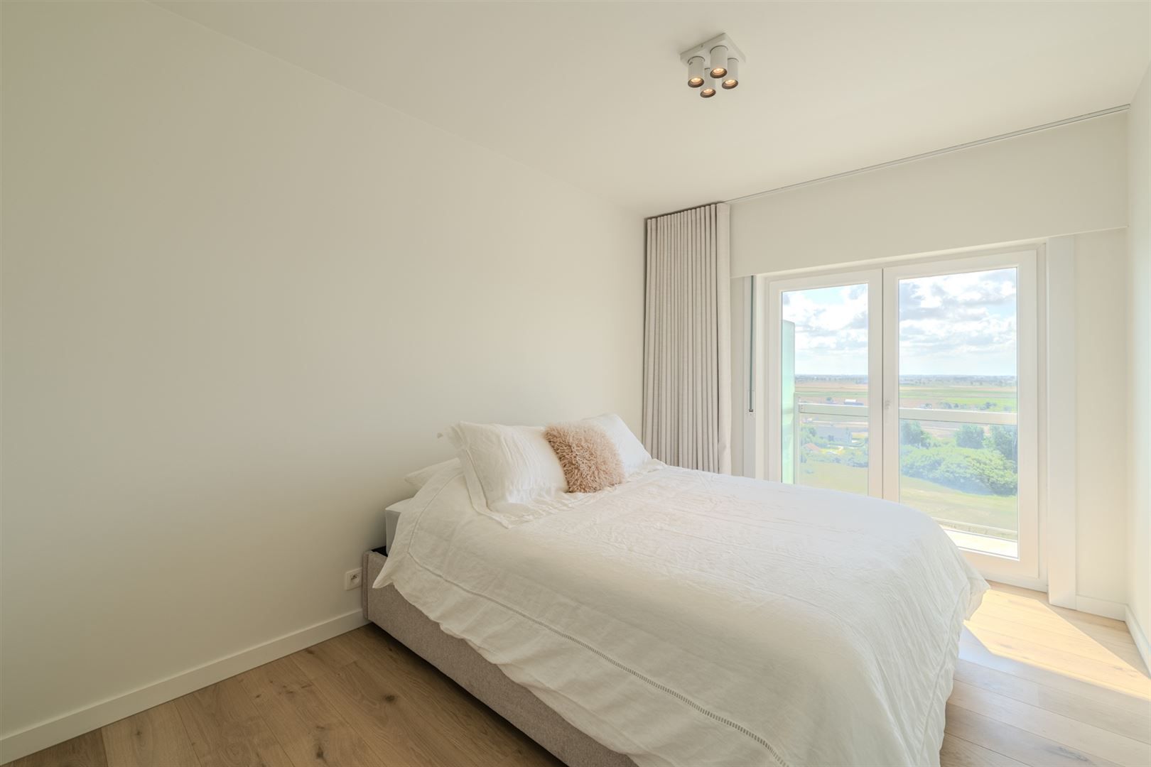 gerenoveerd appartement met zee en duinzicht foto 14