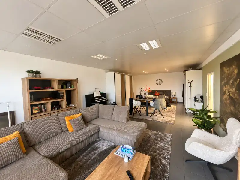 Uitstekend KMO-gebouw met Magazijn, Kantoren, en Parkeerfaciliteiten foto 11