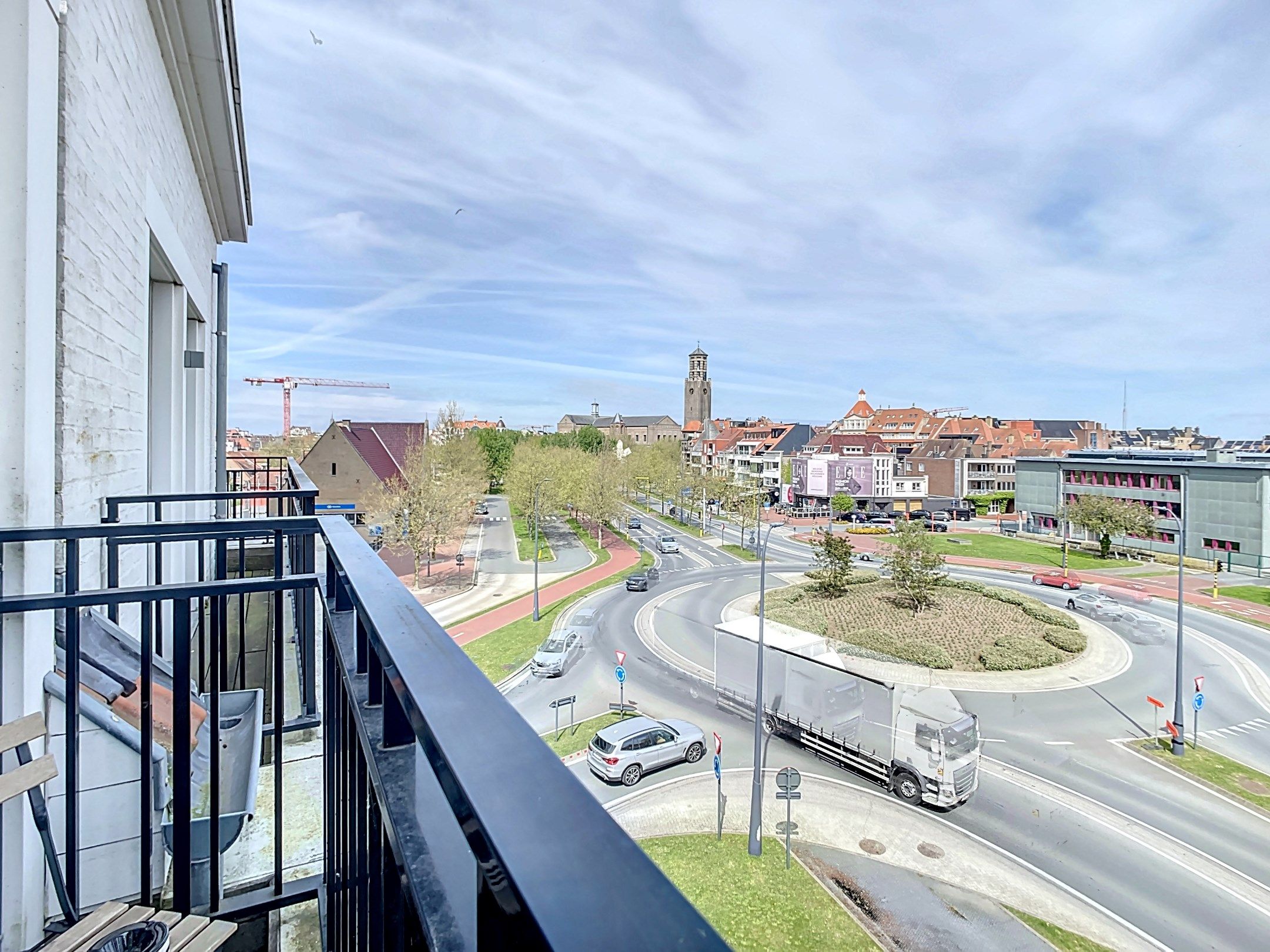 Prachtige, lichtrijk appartement  met 2 slaapkamers gelegen in Duinenwater te Knokke. foto 2