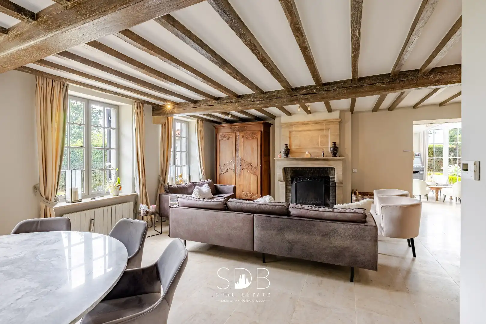 Landelijke villa met bijgebouwen en graslanden op 23.740m² foto 4