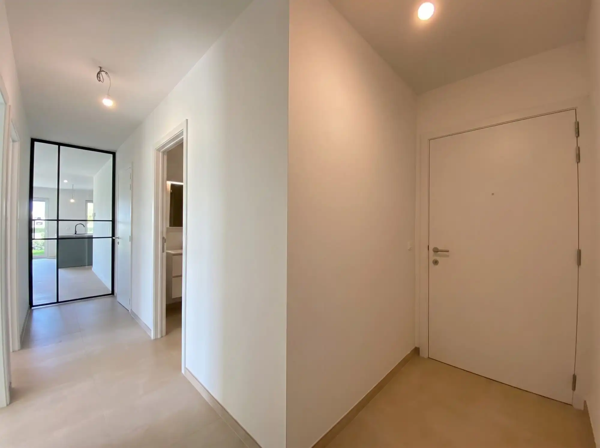 Gelijkvloers nieuwbouwappartement met garage en berging foto 2