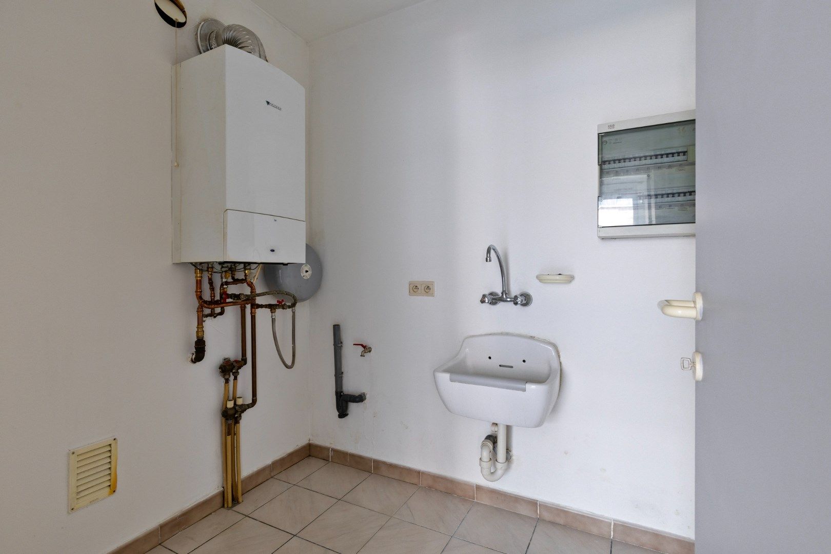 Ruim appartement met 2 slpks en garagebox in het centrum van Geel ! foto 10