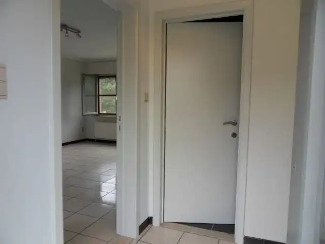 Rustig gelegen BUNGALOW, 2 slaapkamers / bureel, garage en tuin op 4 are 66 ca foto 3
