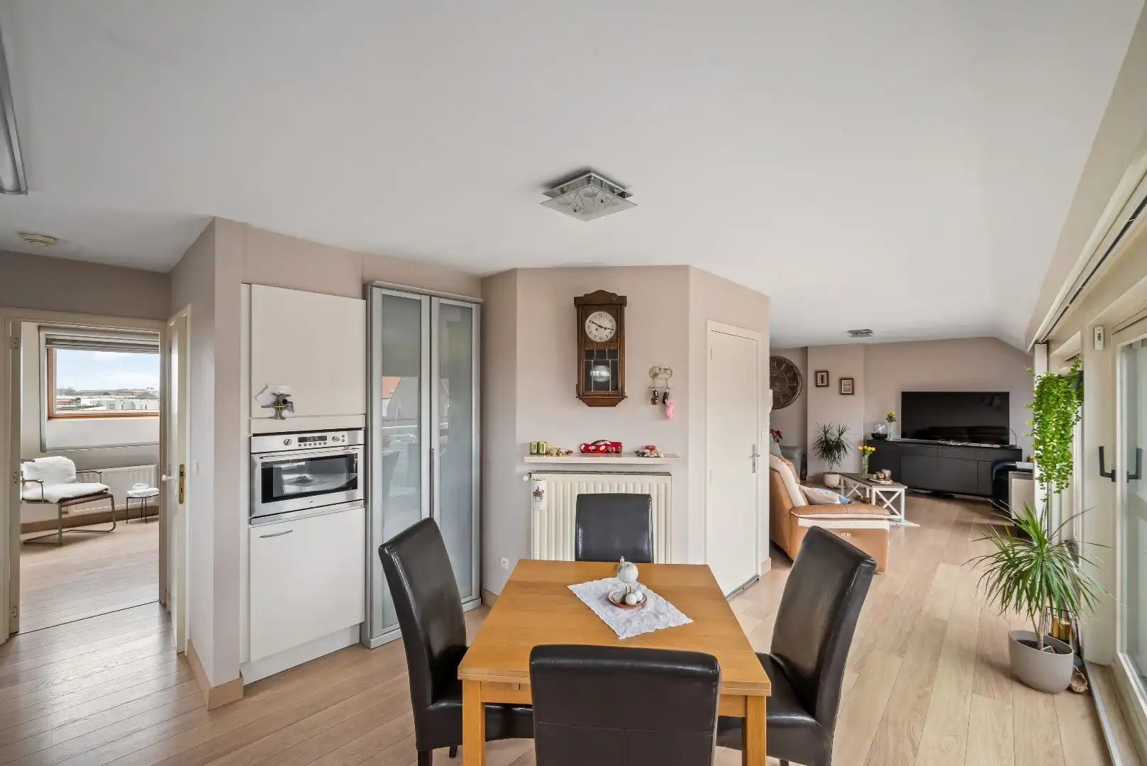 Prachtig appartement met 2 slaapkamers en ruim terras. foto 8