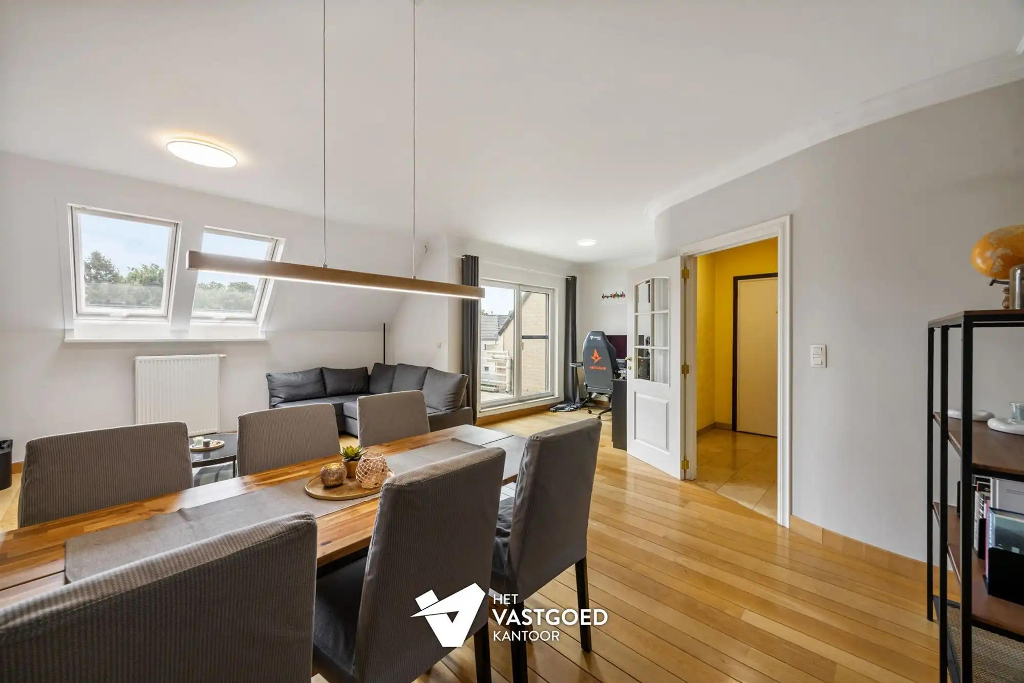 ZEER RUIM DUPLEX APPARTEMENT MET BIJHORENDE AFGESLOTEN GARAGEBOX EN 2 STAANPLAATSEN IN HET CENTRUM VAN OOSTHAM foto 10
