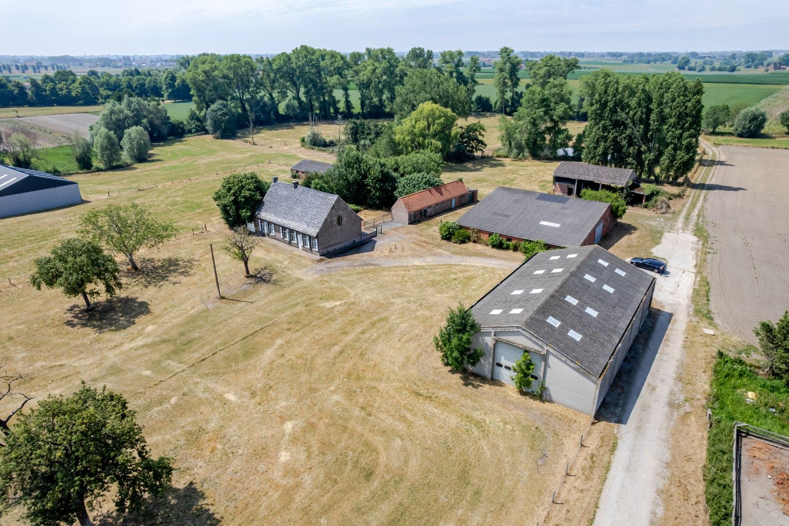 Karaktervolle hoeve met rustieke elementen. Aankoop tot domein van 4 hectare. foto 2