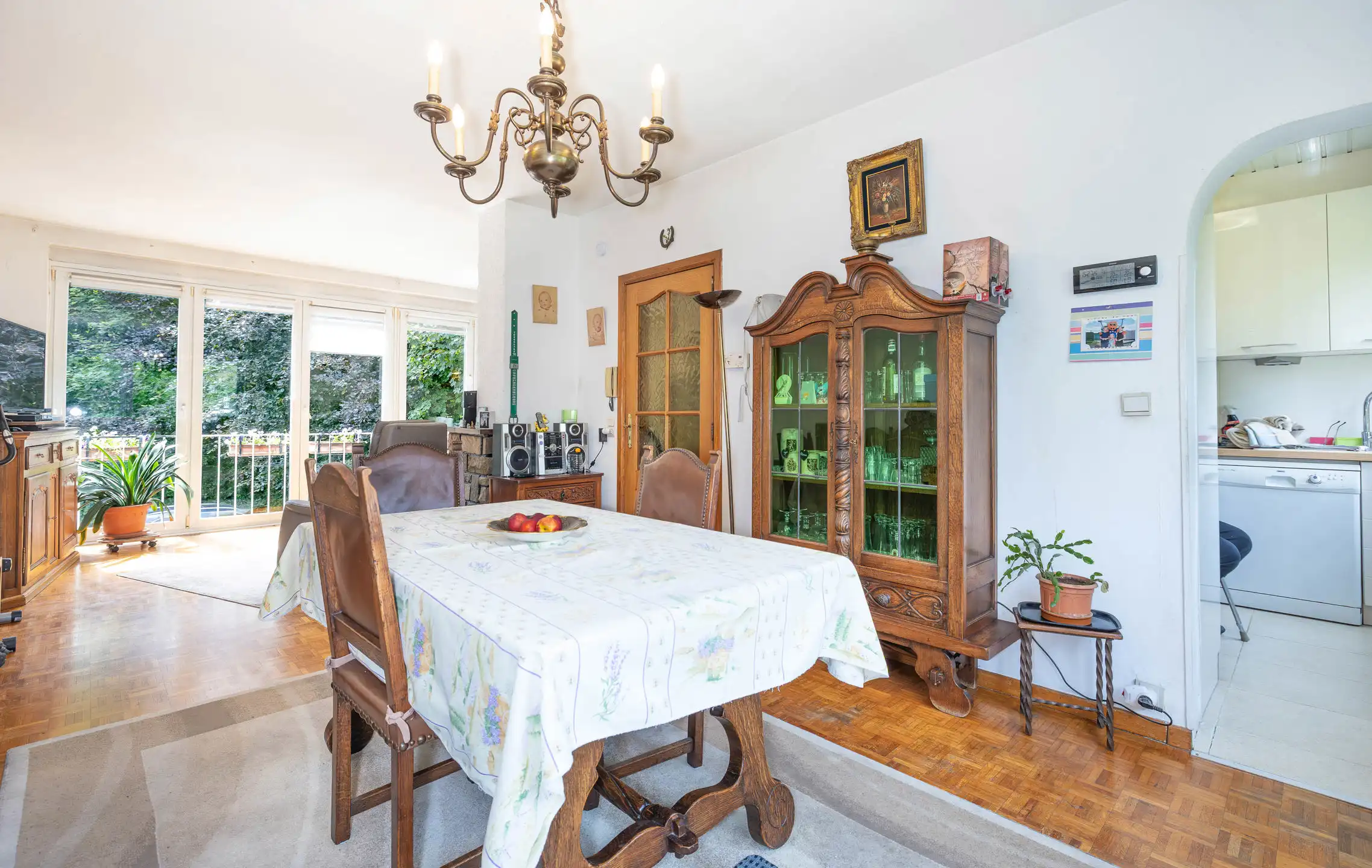 Rustig gelegen huis met drie gevels, tuin en garage foto 12