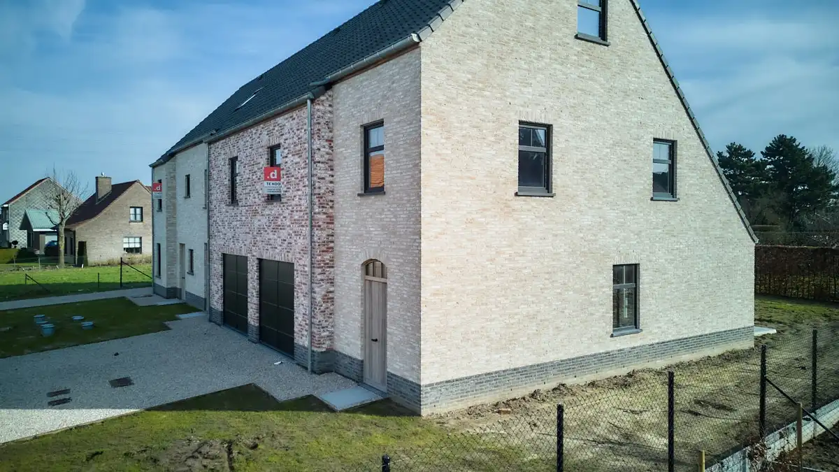 Ruime energiezuinige halfopen bebouwing met garage foto 3