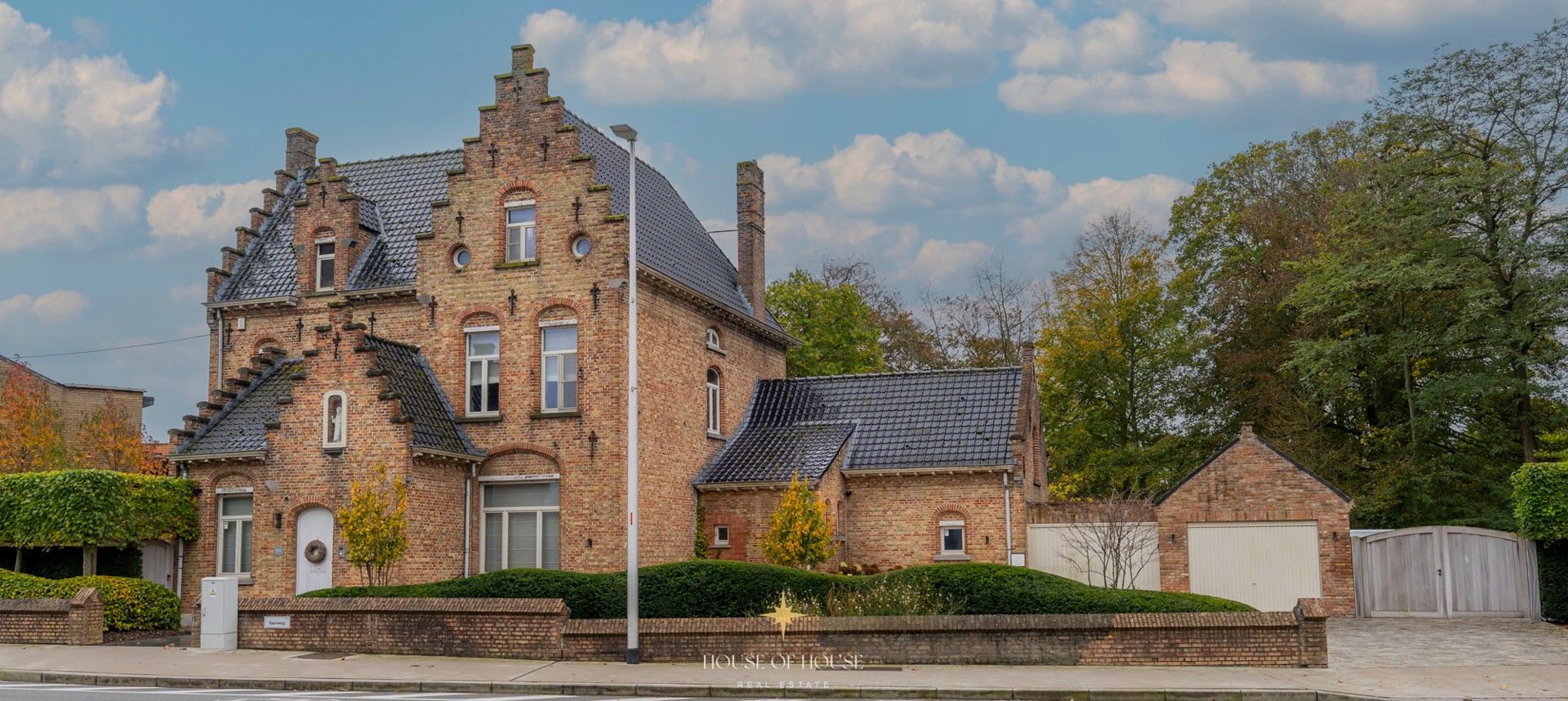 Hoofdfoto van de publicatie: Sfeervolle pastoriewoning met uitzonderlijk potentieel zonder renovatieverplichting