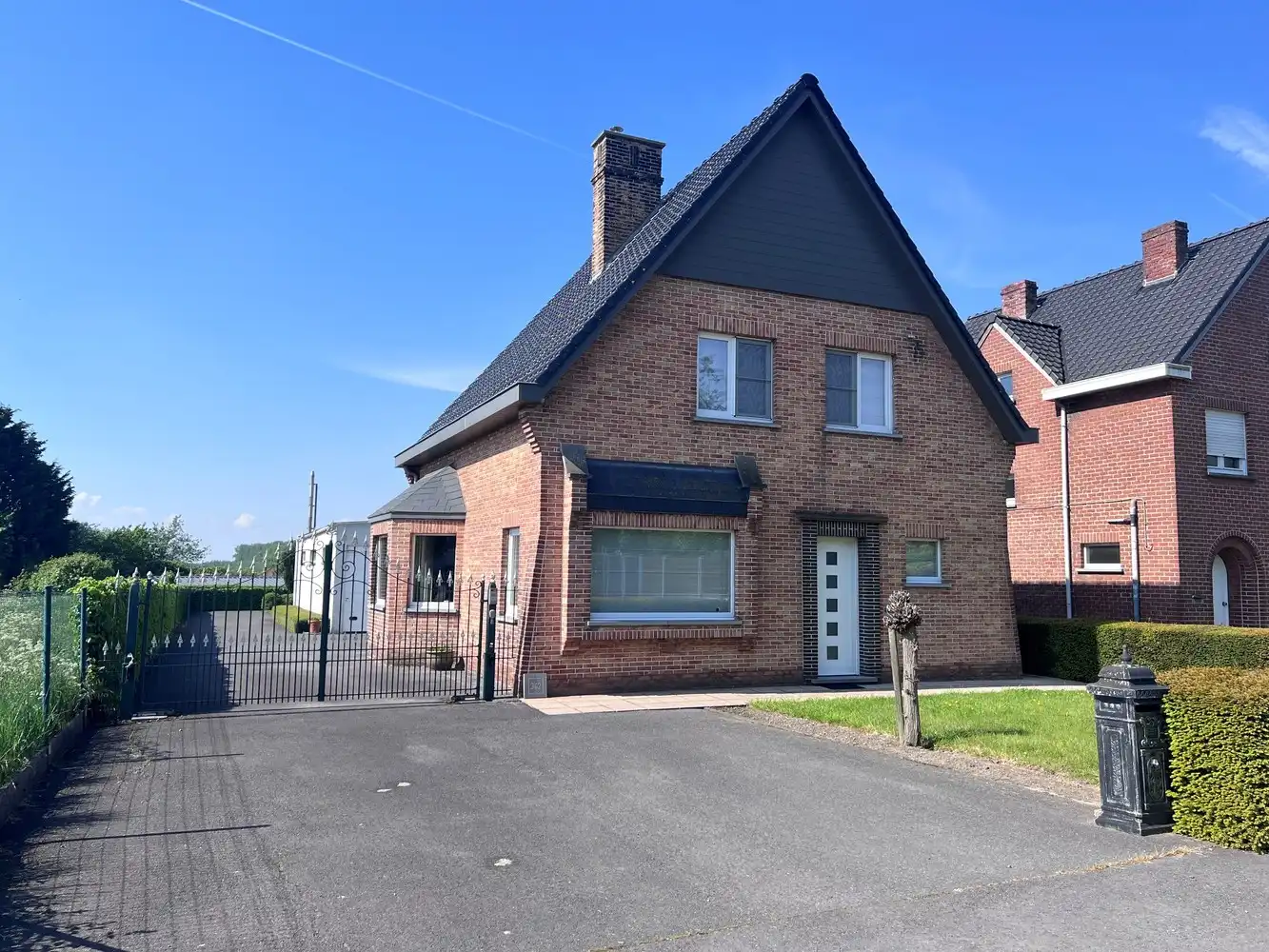 Instapklare woning met 4 slaapkamers, dubbele garage en loods foto 2