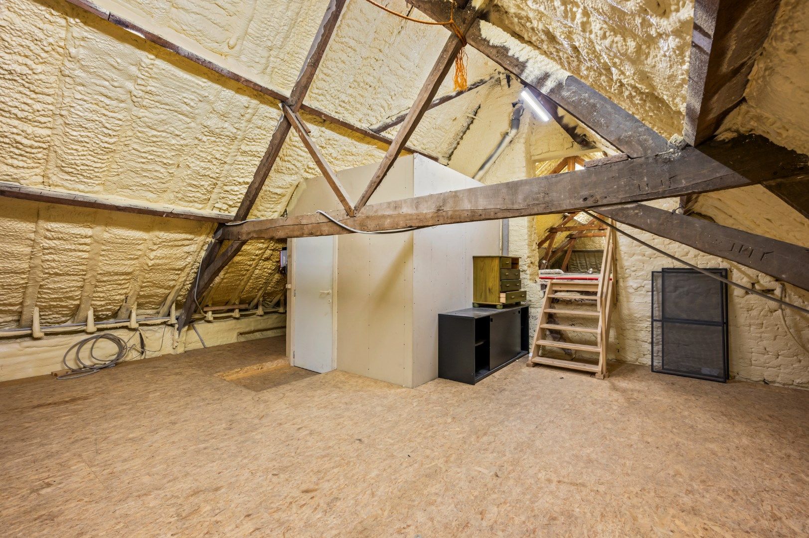 GEBOUW OP 2588M² MET 447M² BEW. OPP., 5 SLPKS, 3 BADKAMERS EN 3 GARAGES AAN DE LEIE foto 24