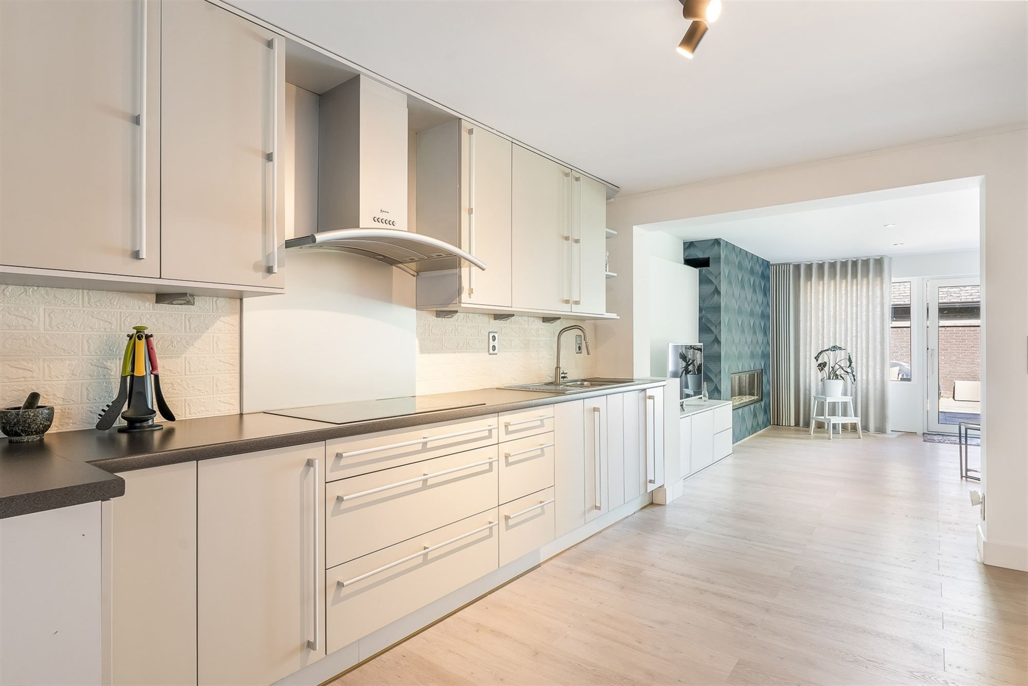 ZEER GOED GELEGEN, RUIME WONING  MET PRAKTIJKRUIMTE EN MOGELIJKHEID TOT 4 SLAAPKAMERS TE ZONHOVEN foto 6