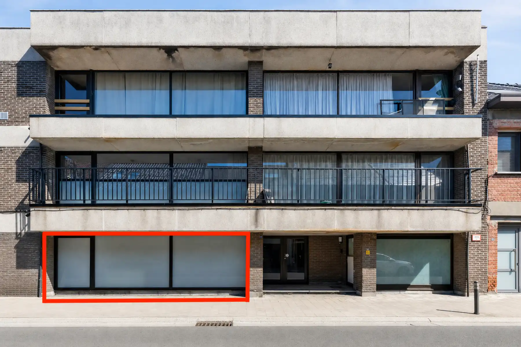 Instapklaar Gelijkvloers appartement mét garage.  foto 2