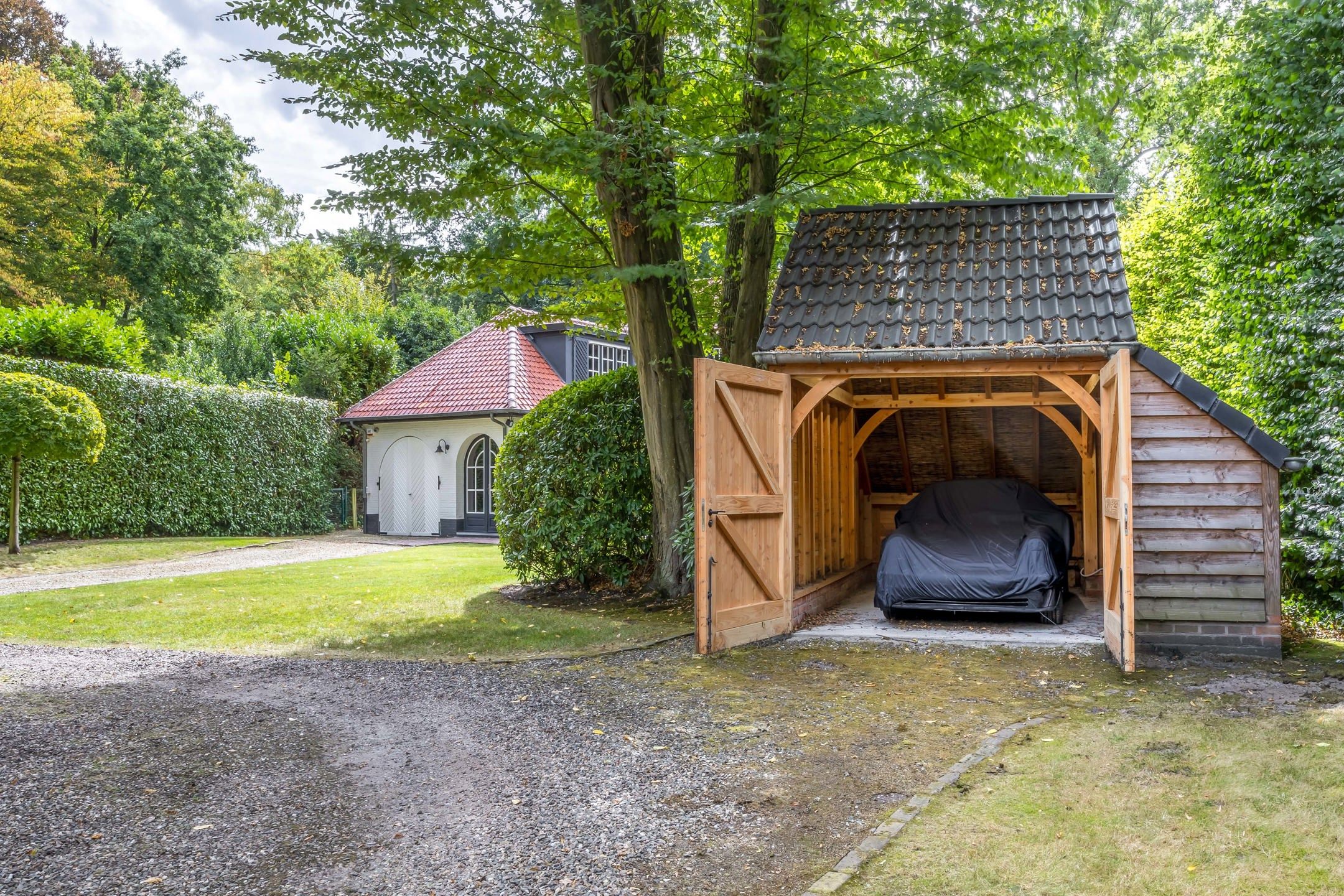 Karaktervolle villa op ca 1.780 m² met bijgebouw en garage foto 4