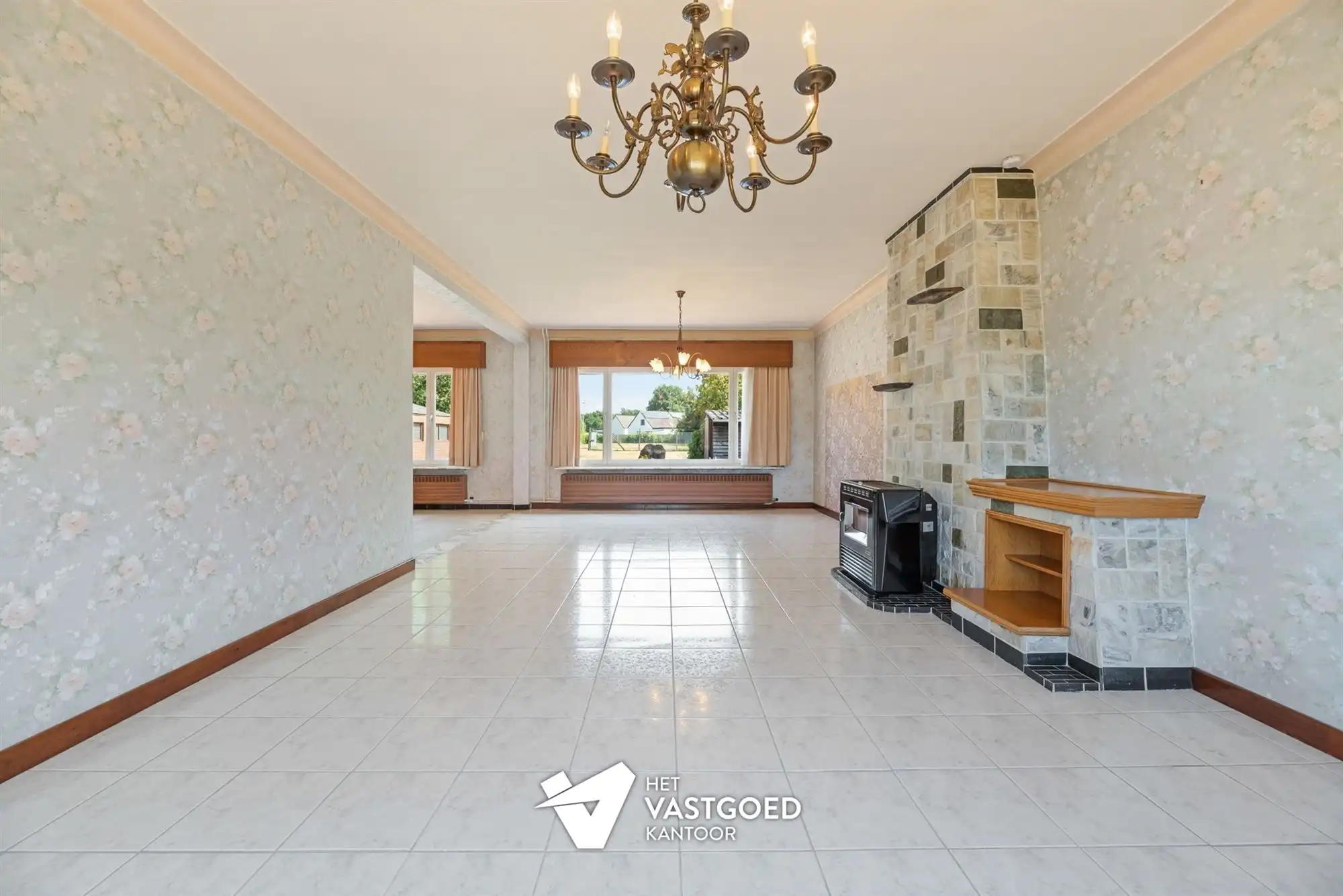 RUIME, STATIGE WONING OP GROENE LIGGING MET RUIM PERCEEL foto 3