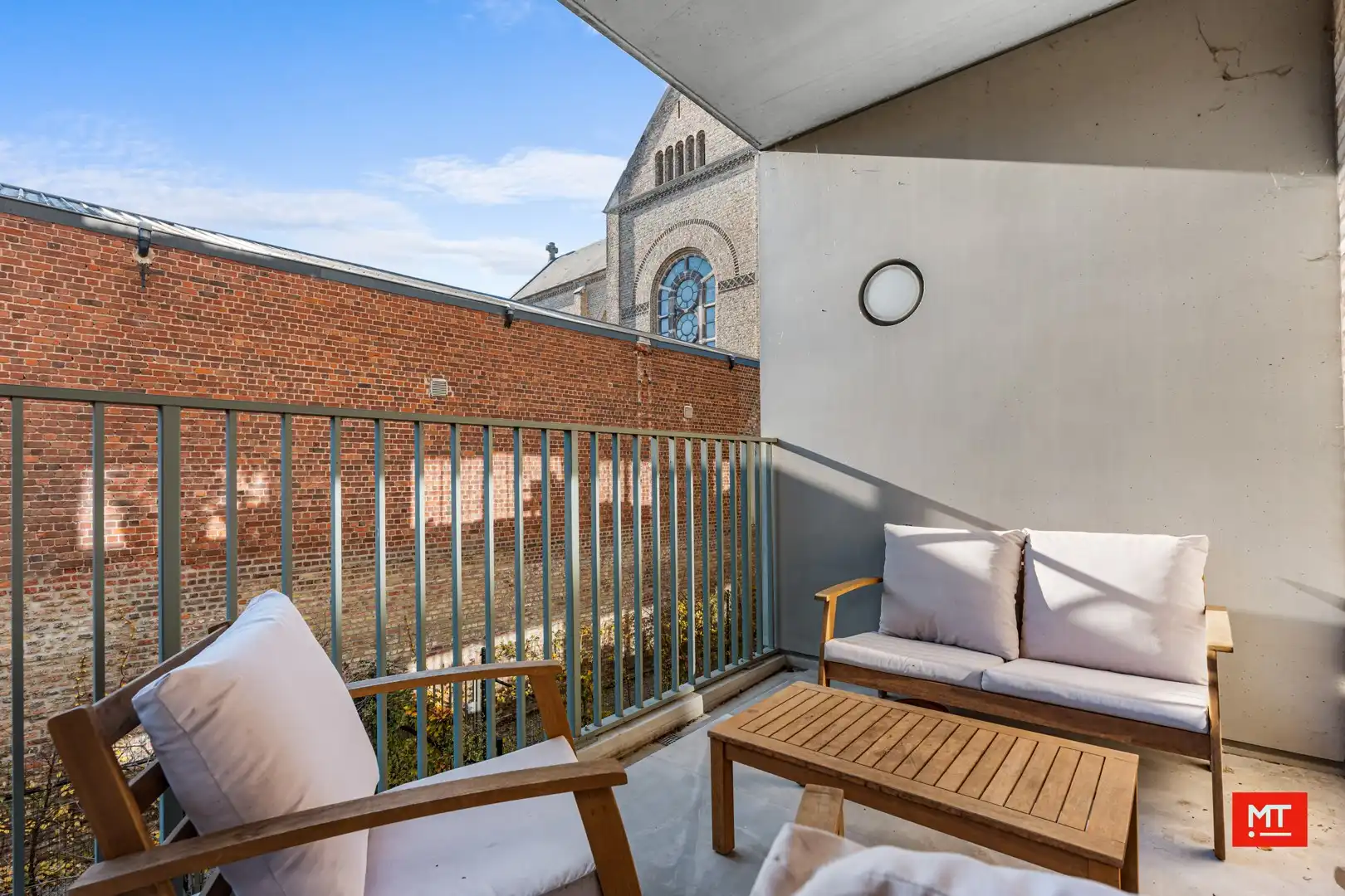 Recent appartement met 2 slaapkamers en ondergrondse parkeerplaats te koop in hartje Ieper foto {{pictureIndex}}