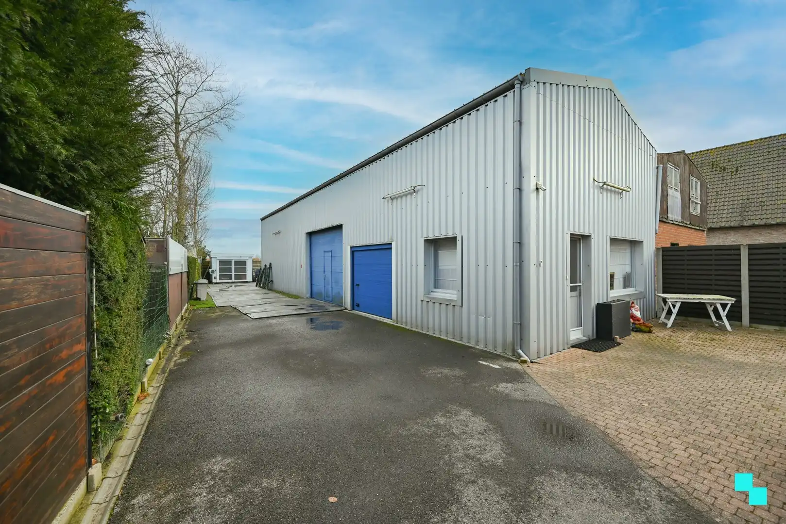 Ruime woning met praktische loods/werkplaats gelegen nabij het centrum van Izegem foto 2