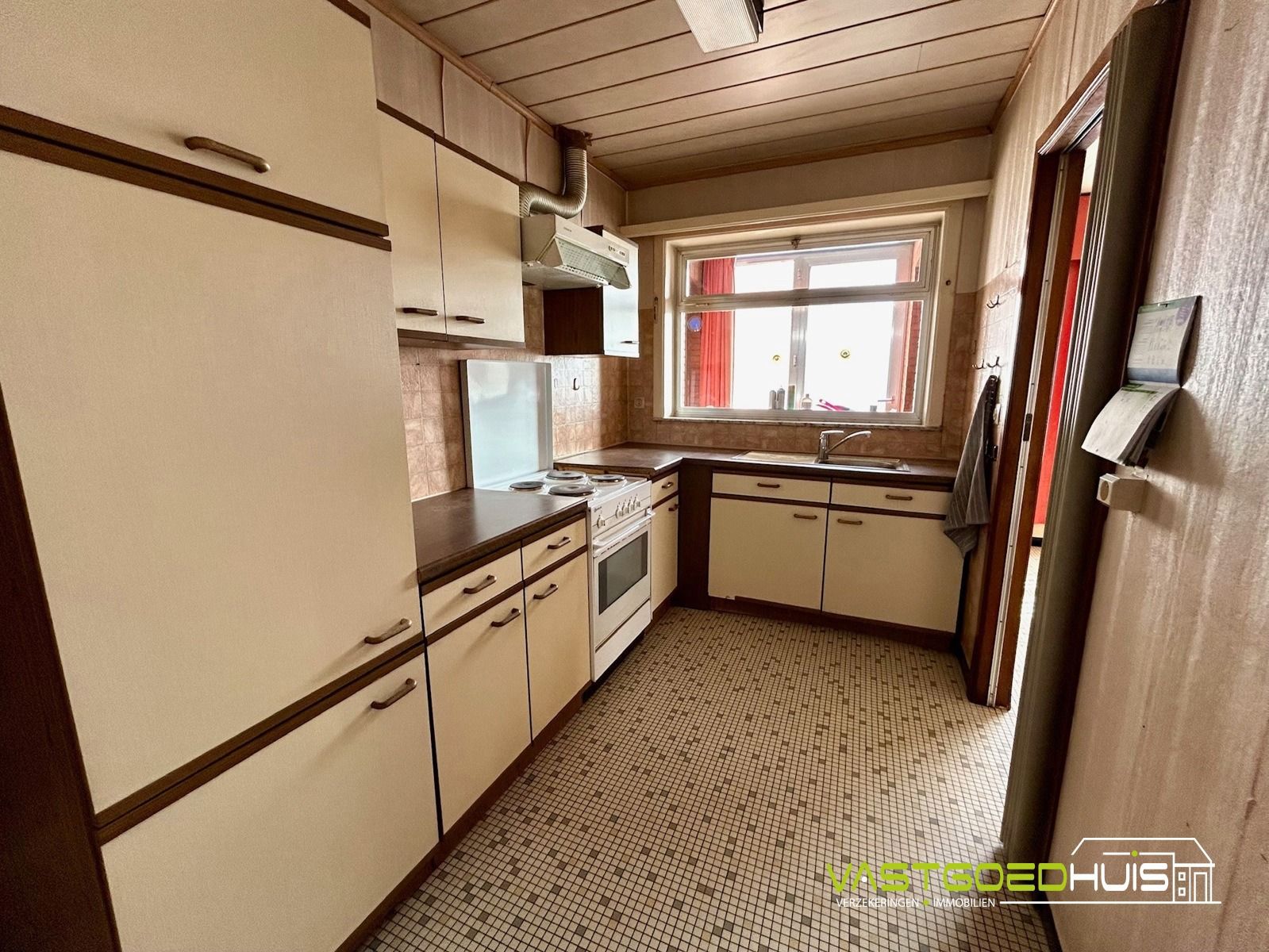 Karaktervolle, te renoveren gezinswoning met tuin foto 10
