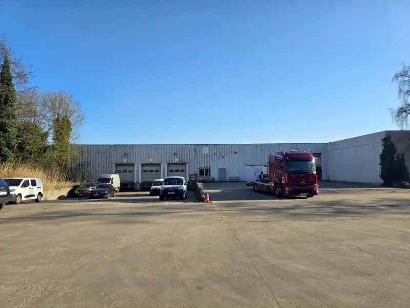 Magazijn met kantoren te huur foto 8