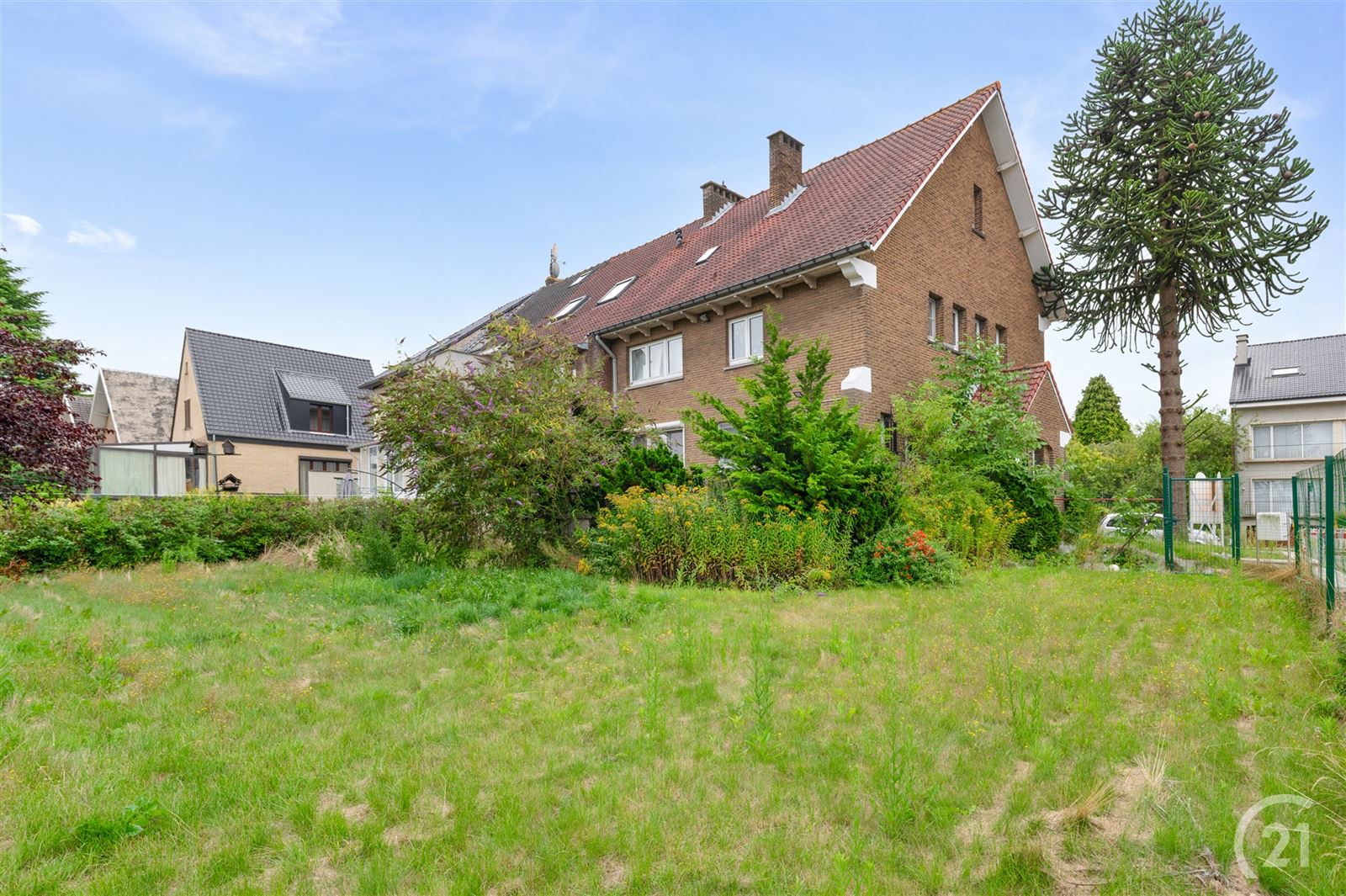 Karaktervolle driegevel villa met grote garage foto 26